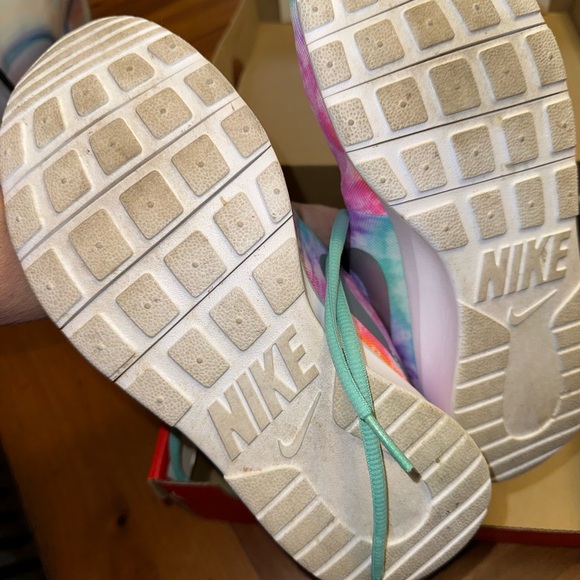 Size 5 NIKE Sneakers. MUST BE BUNDLED. NO ADDITIONAL DISCOUNT ON THIS ITEM !! - Picture 8 of 8